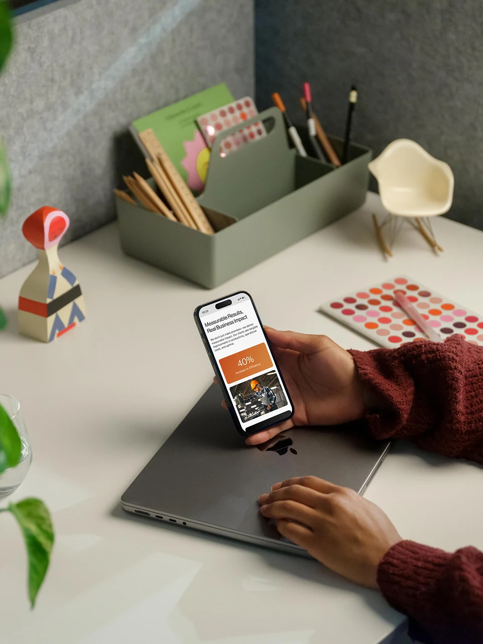 Blue shipping container with white text 'AUG. PRIEN Bauunternehmung' and website 'augprien.de' on the side.