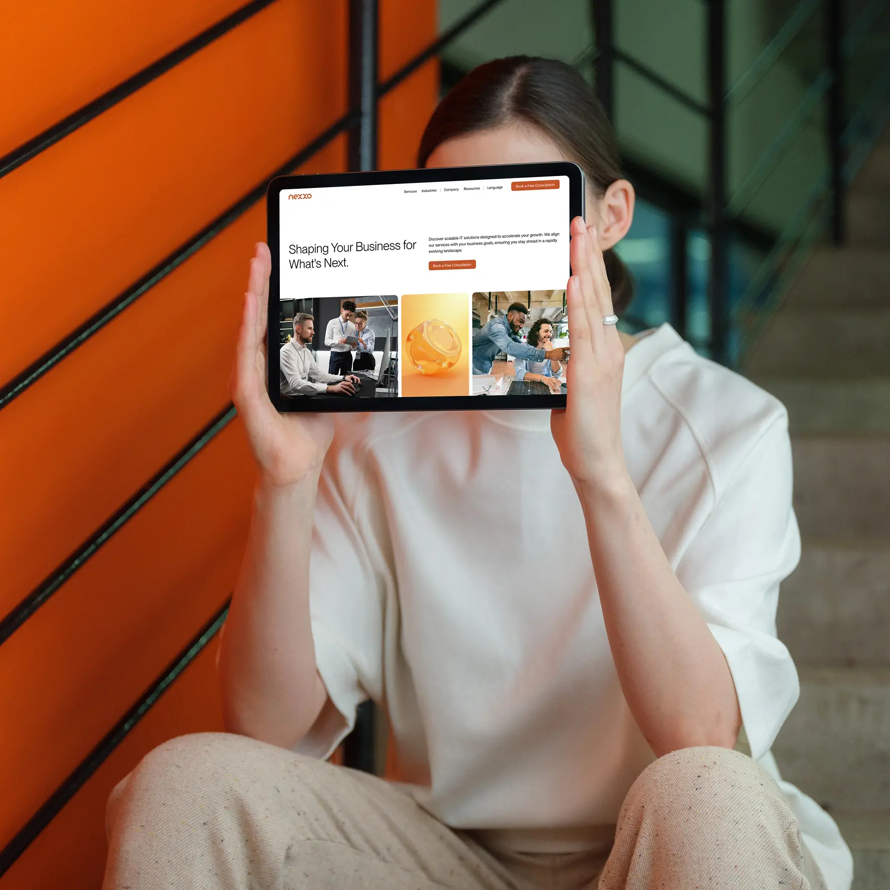 Blue shipping container with white text 'AUG. PRIEN Bauunternehmung' and website 'augprien.de' on the side.